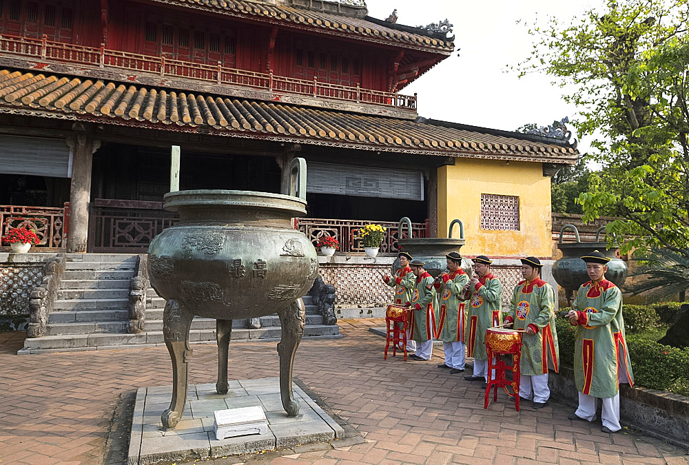 Musicians playing traditonal instruments at the Hien Lam Pavilion, the Imperial City, The Citadel, UNESCO World Heritage Site, Hue, Vietnam, Indochina, Southeast Asia, Asia