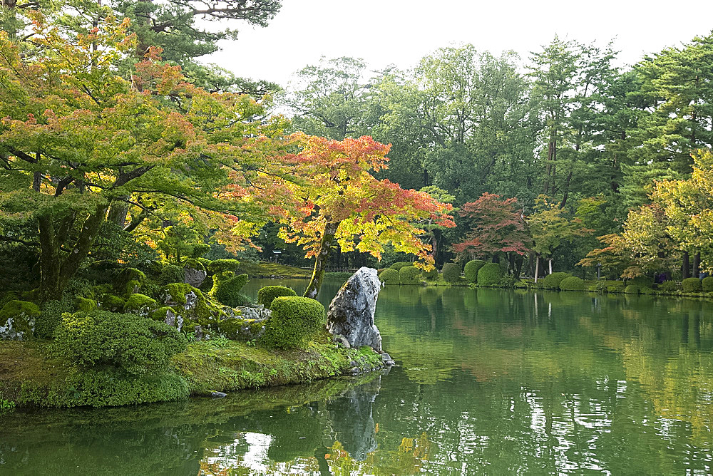 Autumn foliage on Horajima Island in Kasumi Pond in the Kenrokuen Garden, Kanazawa, Ishigawa, Japan, Asia