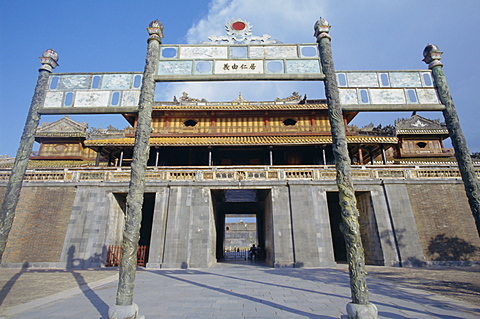 Ngo Mon Gate, entrance to the Citadel, Hue, Vietnam, Indochina, Southeast Asia, Asia