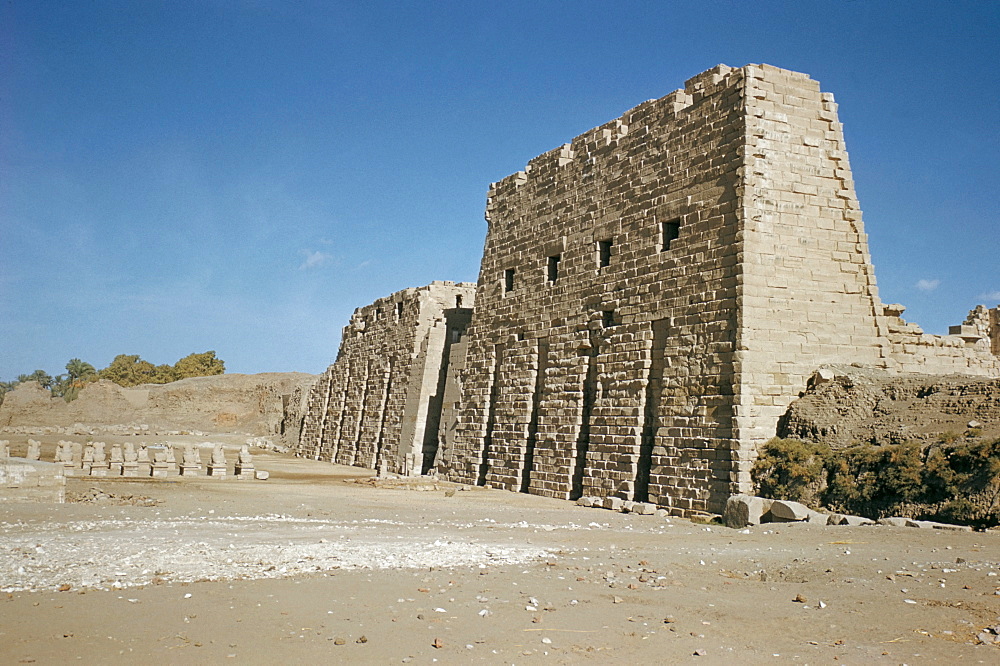 Entrance, west pylons, grooved to hold 8 flagstaffs, unfinished stonework, 142ft high, 372ft long, Ptolemaic period, Temple of Ammon, Karnak, Luxor, Thebes, Egypt, North Africa, Africa