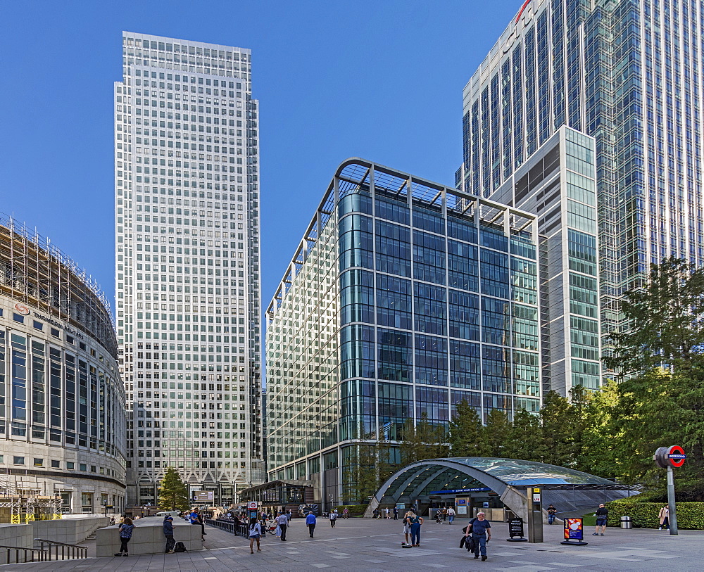 I Canada Square, Reuter's Plaza and the entrance to Canary Wharf Station, Docklands, London, England, United Kingdom, Europe