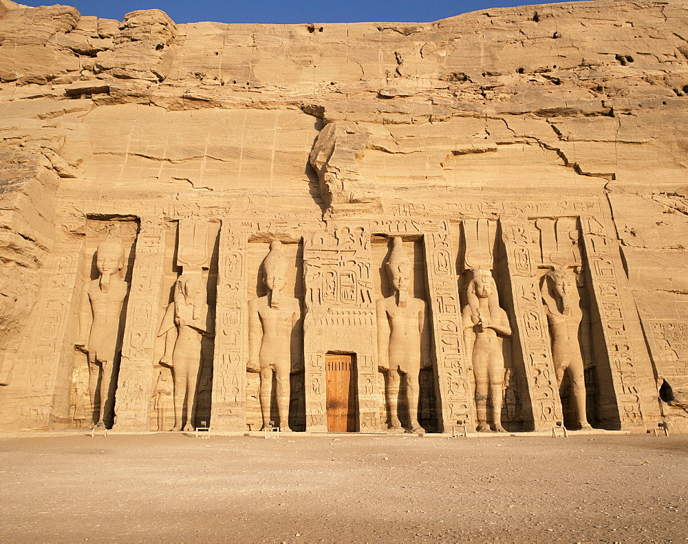 Temple of Hathor, built for queen Nefretare, Abu Simbel, UNESCO World Heritage Site, Nubia, Egypt, North Africa, Africa