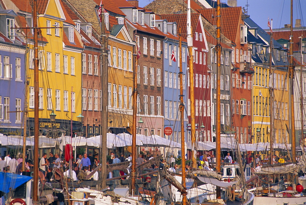 Restaurants in the Nyhavn waterfront area, Copenhagen, Denmark, Scandinavia, Europe