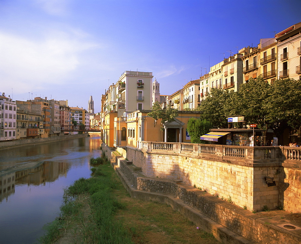 Medieval houses on the Onyar River, Girona, Catalunya (Catalonia) (Cataluna), Spain, Europe