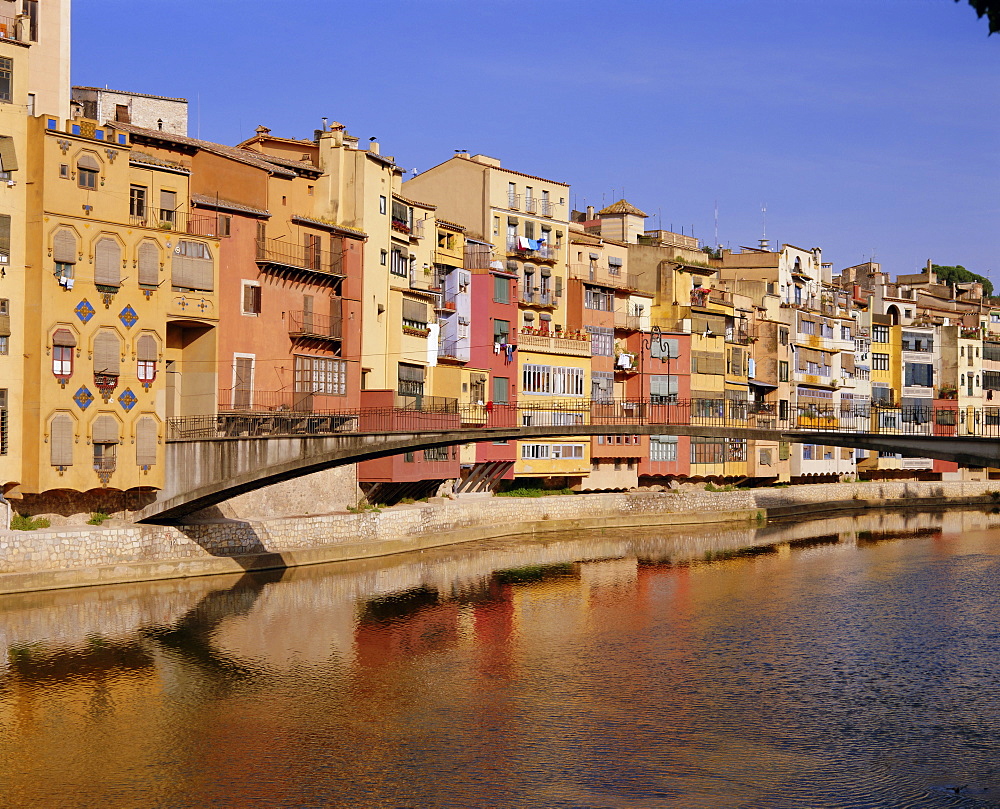 Medieval houses on the Onyar River with Pont de Sant Feliu, Girona, Catalunya (Catalonia) (Cataluna), Spain, Europe