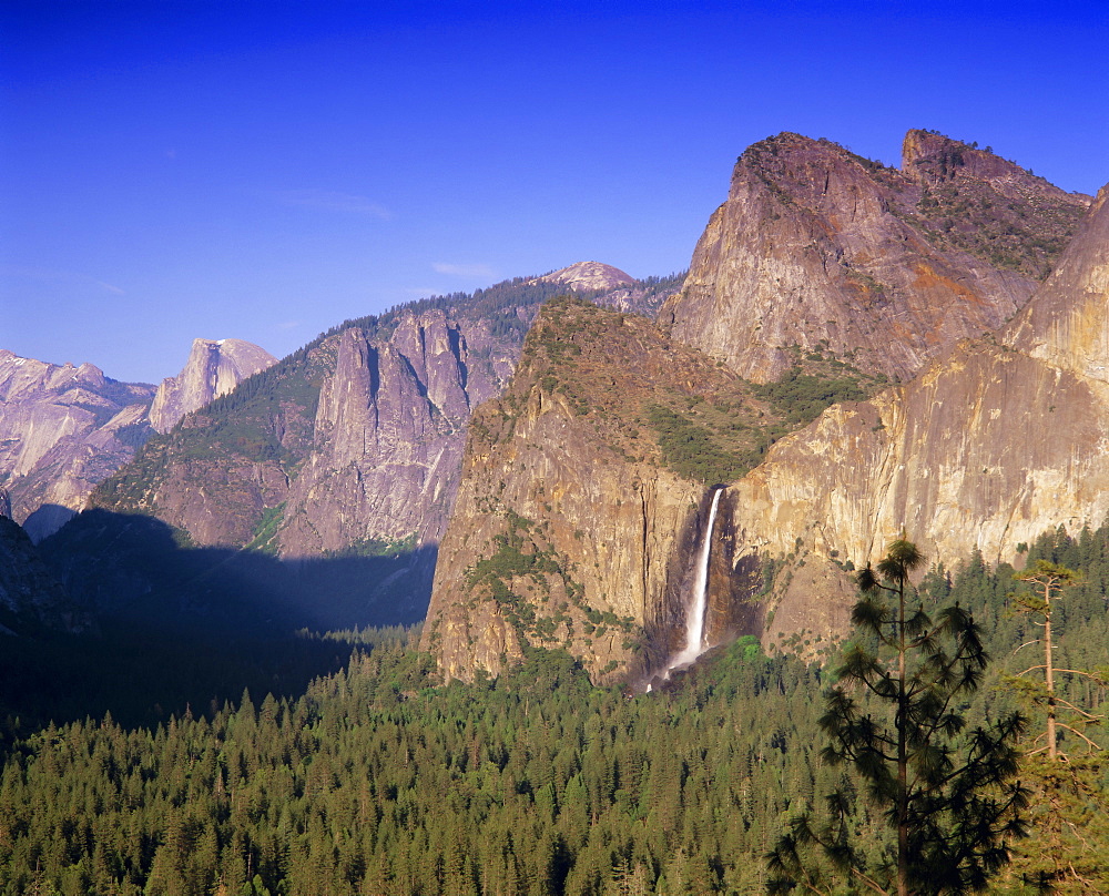 Bridalveil Falls and Yosemite Valley, Yosemite National Park, UNESCO World Heritage Site, California, USA, North America