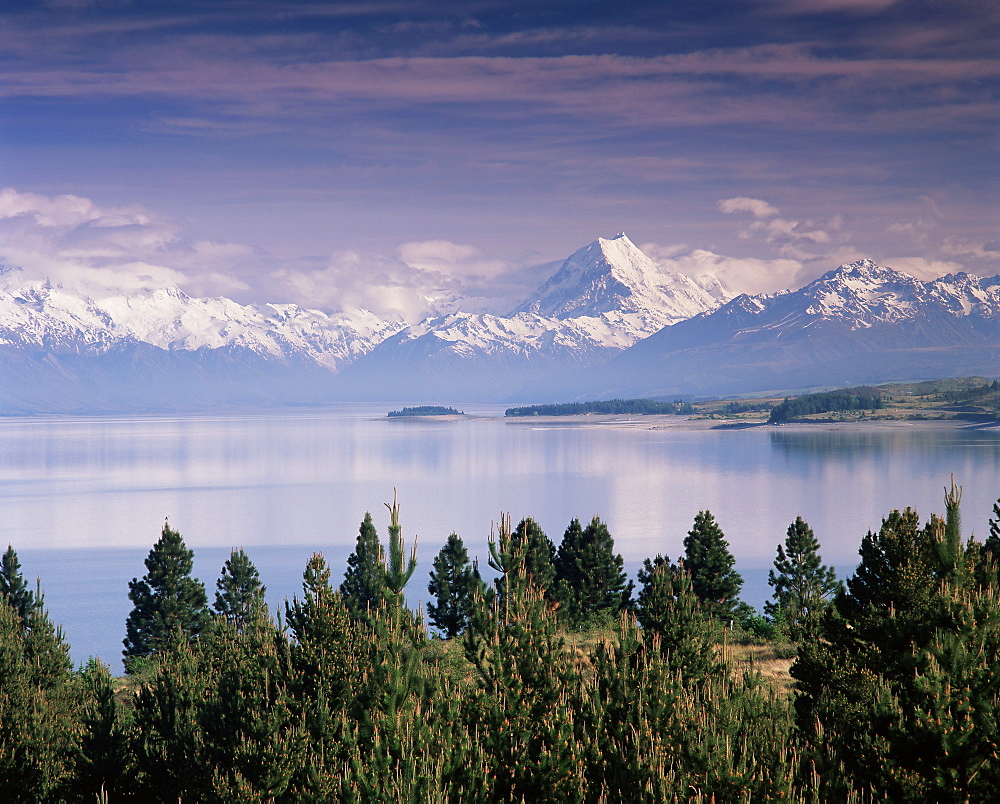 Snow covered Mount Cook (Aoraki) viewed across Lake Pukaki, Southern Alps, Mackenzie Country, South Canterbury, Canterbury, South Island, New Zealand, Pacific