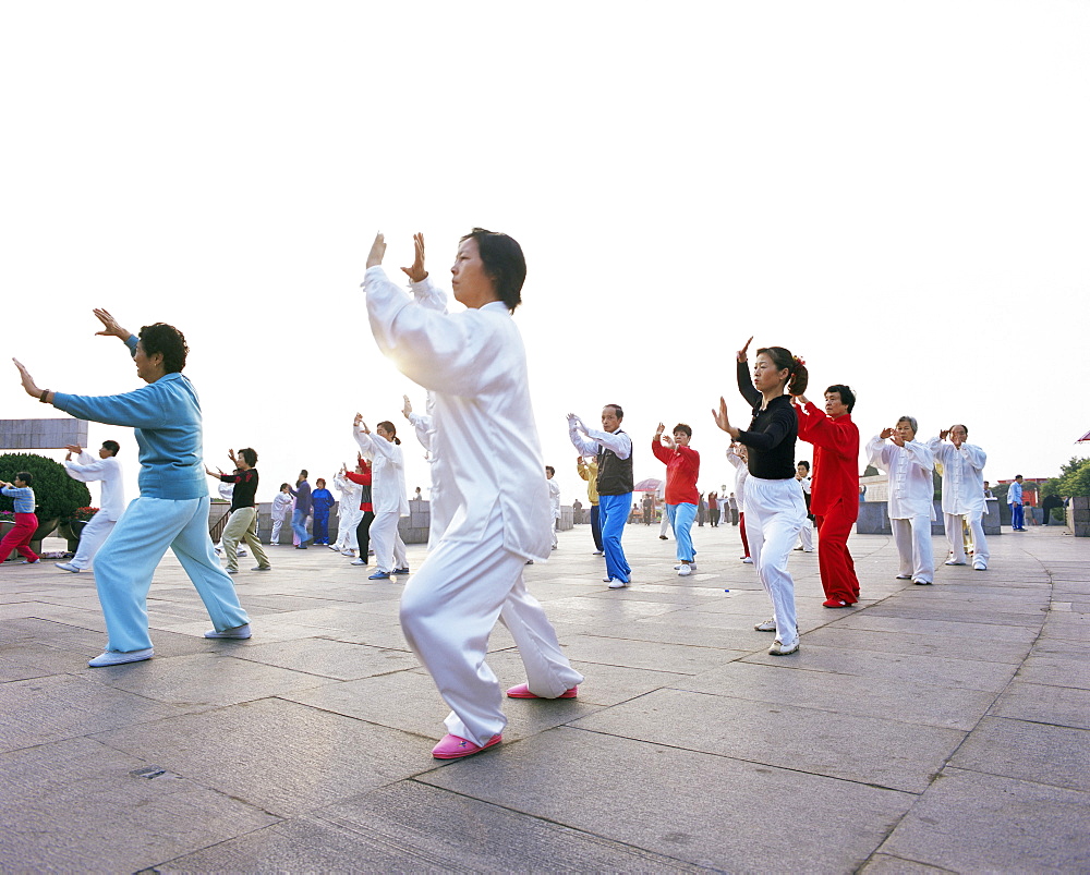 Early morning t'ai chi exercises in Huangpu Park on the Bund, Shanghai, China, Asia