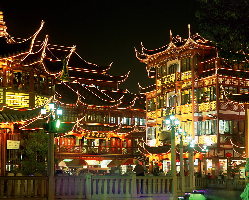 Yu Yuan tea house and shops at night, Yu Yuan Shangcheng, Yu Gardens Bazaar, Shanghai, China, Asia