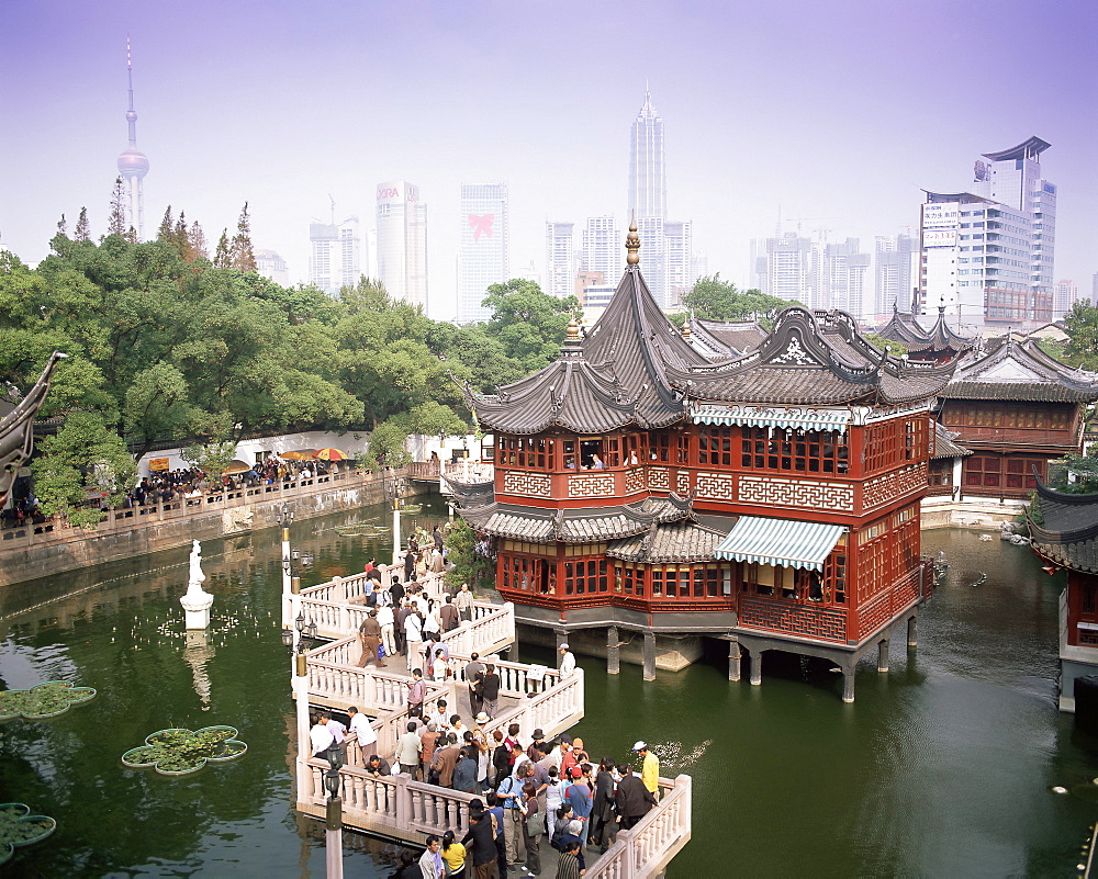 Yu Yuan tea house and city skyline, Yu Yuan Shangcheng, Yu Gardens Bazaar, Shanghai, China, Asia