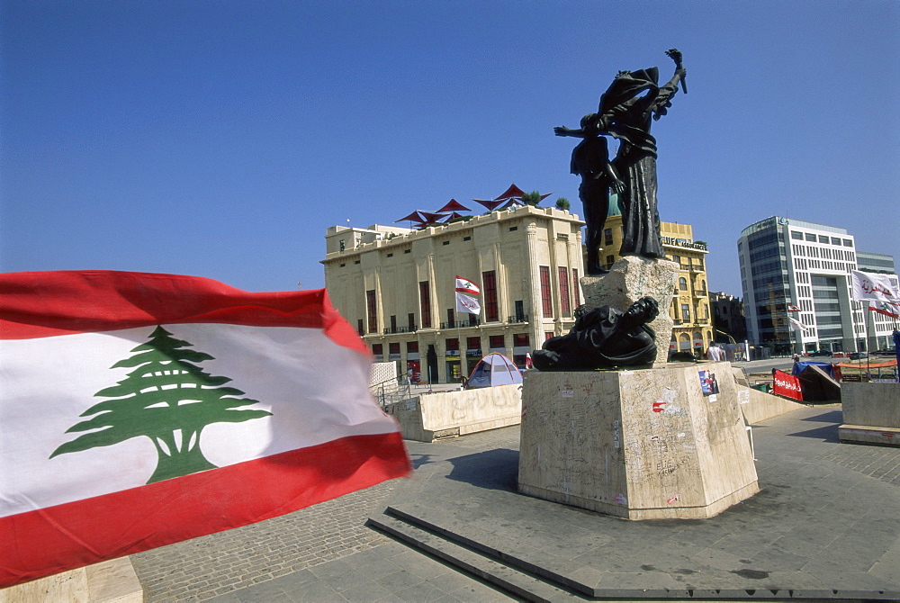 Lebanese flag and the Martyrs statue in the BCD, Place des Martyrs in the reconstructed city, Beirut, Lebanon, Middle East