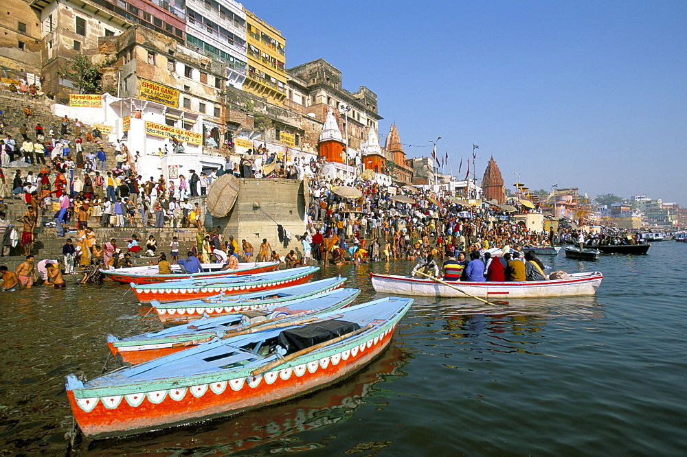 Early morning bathing in the holy river Ganges along Dasaswamedh Ghat, Varanasi (Benares), Uttar Pradesh state, India, Asia