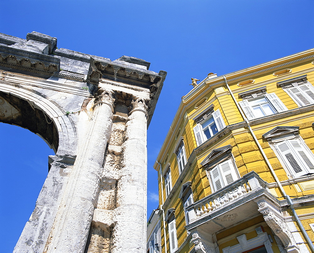 Triumphal Arch of Segius dating from 27 BC, Pula, Istria, Croatia, Europe