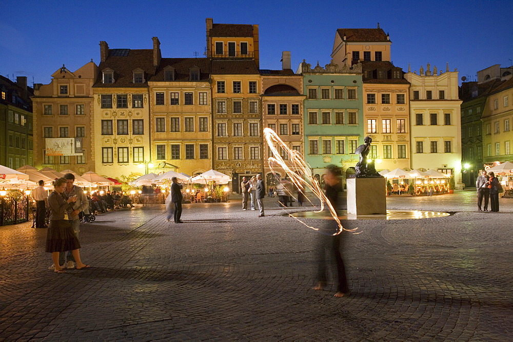 Street performers in front of houses, restaurants and cafes at dusk, Old Town Square (Rynek Stare Miasto), UNESCO World Heritage Site, Warsaw, Poland, Europe