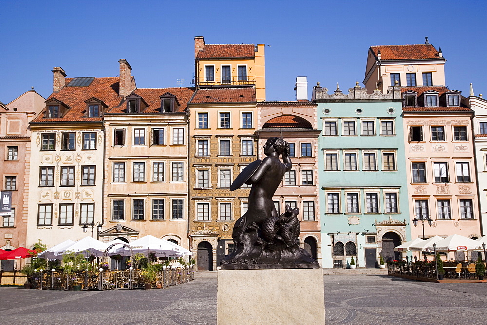 The Mermaid Fountain, cast in 1855, the symbol of Warsaw, Old Town Square (Rynek Stare Miasto), UNESCO World Heritage Site, Warsaw, Poland, Europe