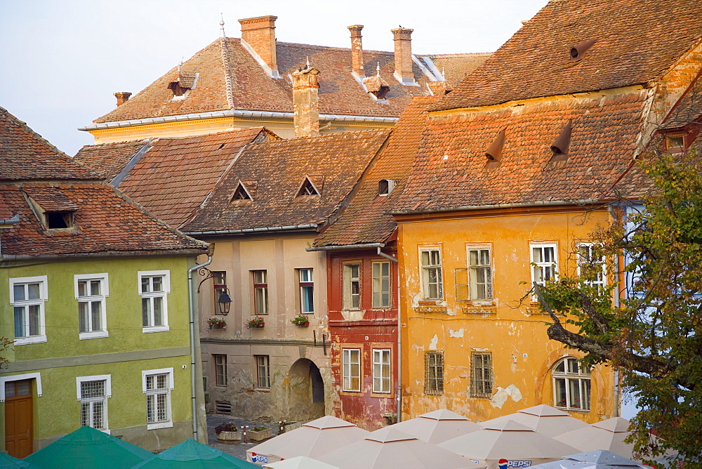 Piata Cetatii, central square in the medieval citadel, surrounded by cobbled streets lined with 16th century burgher houses, Sighisoara, UNESCO World Heritage Site, Transylvania, Romania, Europe