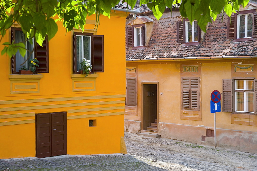 Cobbled streets lined with 16th century burgher houses in the medieval citadel, Sighisoara, UNESCO World Heritage Site, Transylvania, Romania, Europe