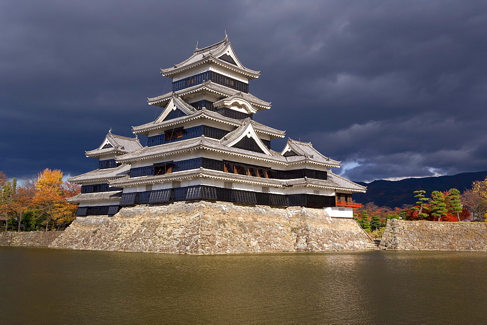 Matsumoto-jo (Matsumoto Castle), the three-turreted donjon built in 1595 in contrasting black and white, surrounded by a moat, Matsumoto, Nagano Prefecture, Chubu, Central Honshu, Japan, Asia