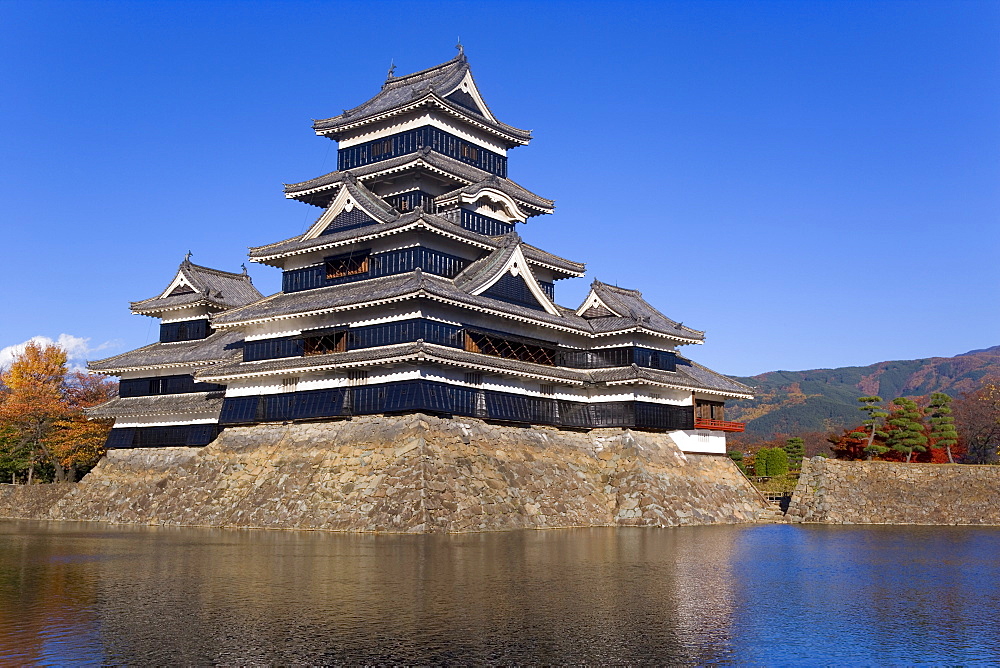 Matsumoto-jo (Matsumoto Castle), the three-turreted donjon built in 1595 in contrasting black and white, surrounded by a moat, Matsumoto, Nagano Prefecture, Chubu, Central Honshu, Japan, Asia