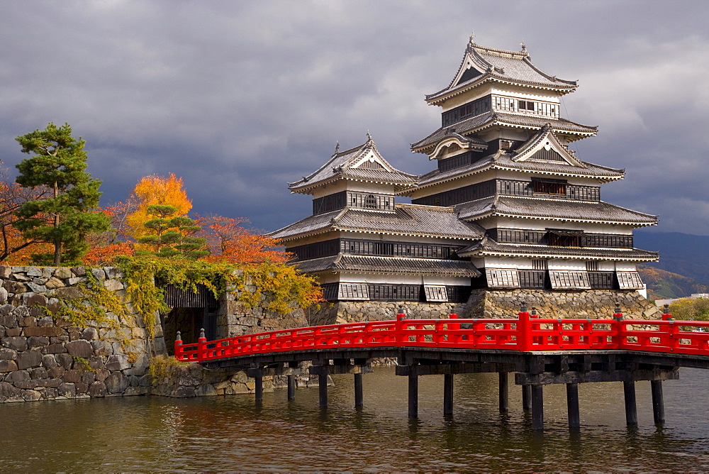 Matsumoto-jo (Matsumoto Castle), three-turreted donjon built in 1595 in contrasting black and white, surrounded by a moat with access across ornate red bridges, Matsumoto, Nagano Prefecture, Central Honshu (Chubu), Japan, Asia