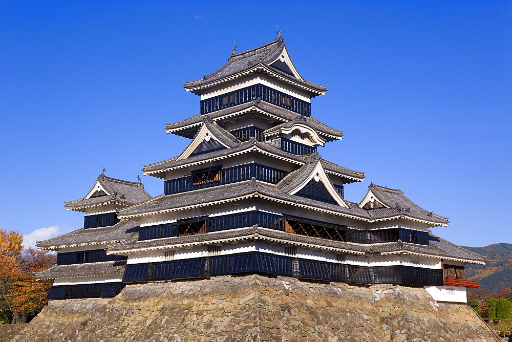 Matsumoto-jo (Matsumoto Castle), three-turreted donjon built in 1595 in contrasting black and white, Matsumoto, Nagano Prefecture, Central Honshu (Chubu), Japan, Asia