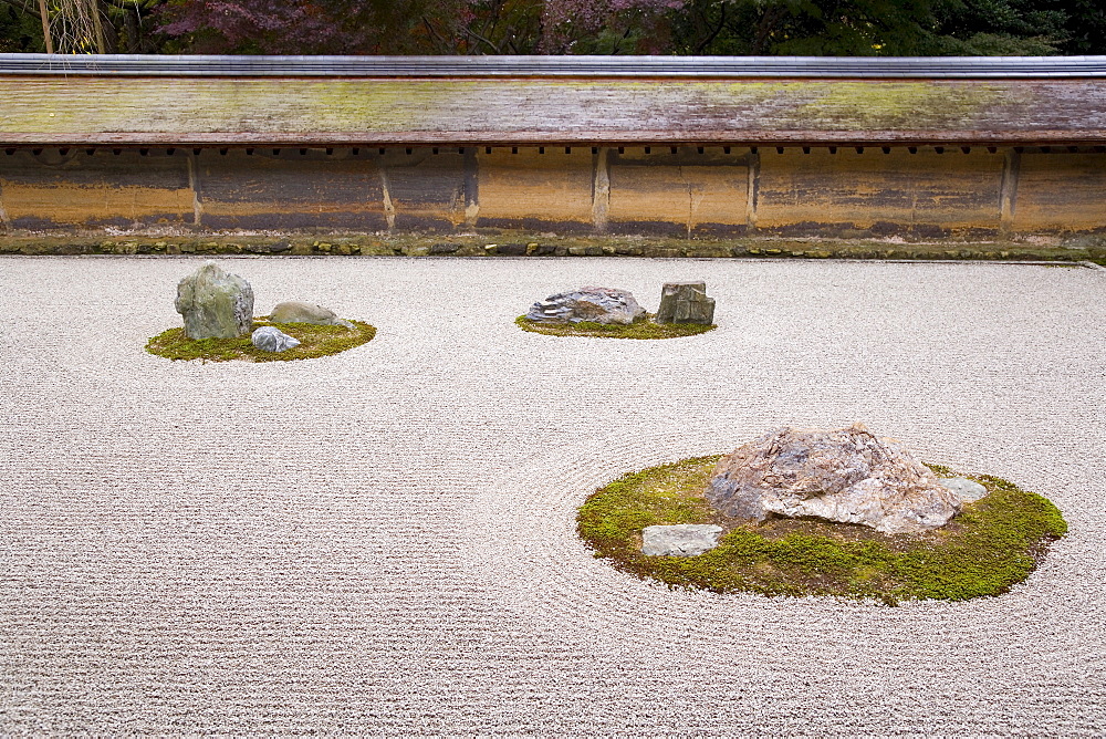 Ryoanji Temple, belonging to the Rinzai school of Zen, founded in 1450, with Rock Garden arranged in the kare-sansui (dry-landscape) style, Kyoto, Kansai Region, Honshu, Japan, Asia