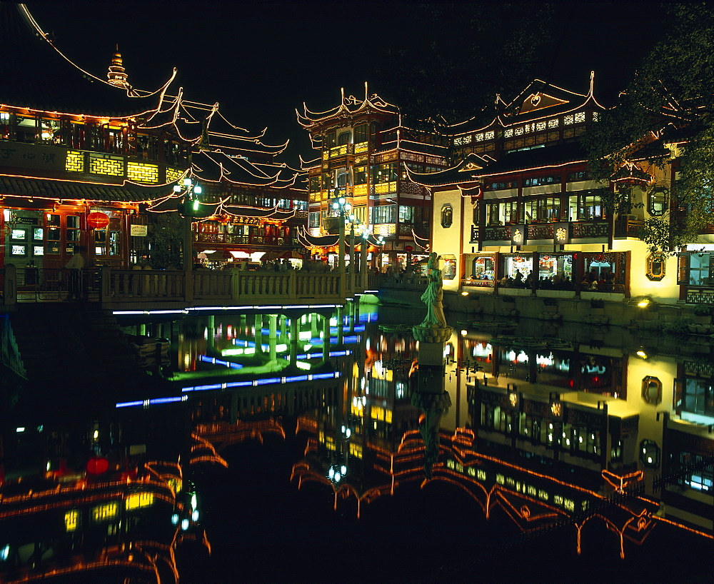 Yu Yuan tea house and shops at night, Yu Yuan Shangcheng, Yu Gardens Bazaar, Shanghai, China, Asia