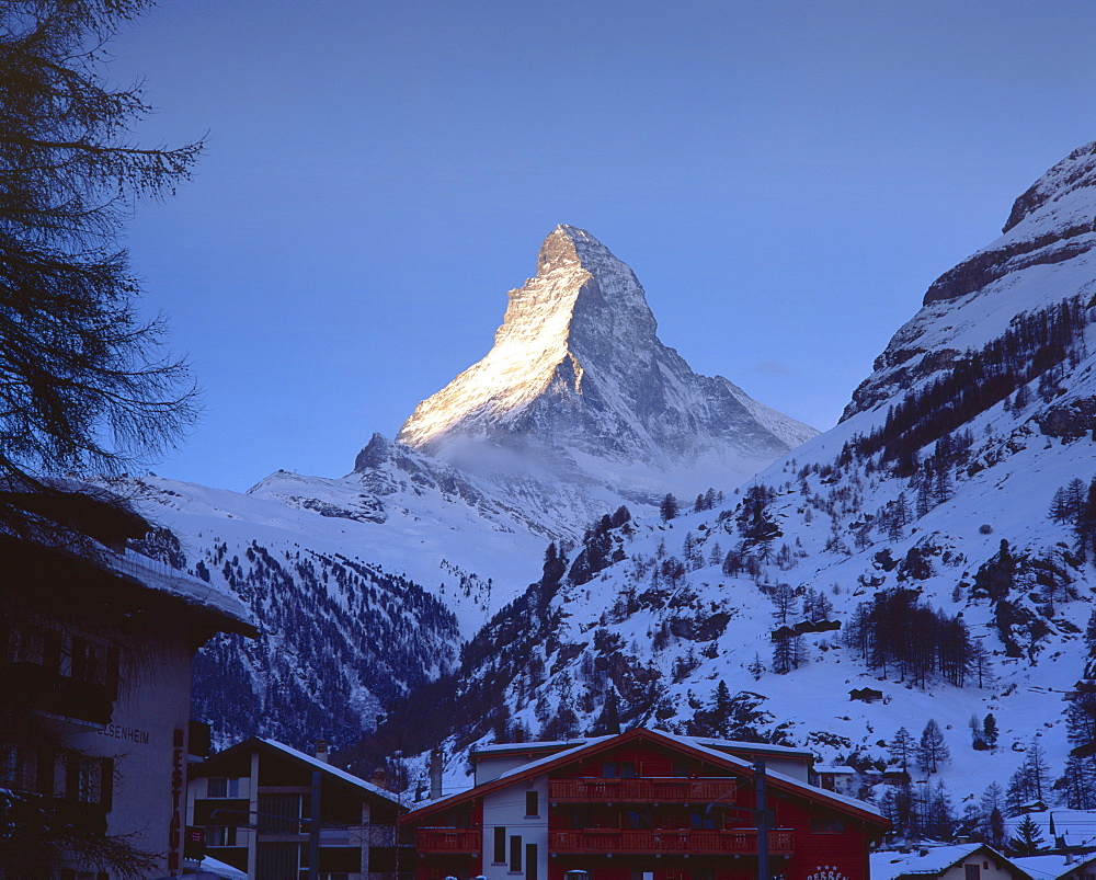 The town of Zermatt and the Matterhorn mountain, Zermatt, Valais (Wallis), Swiss Alps, Switzerland, Europe