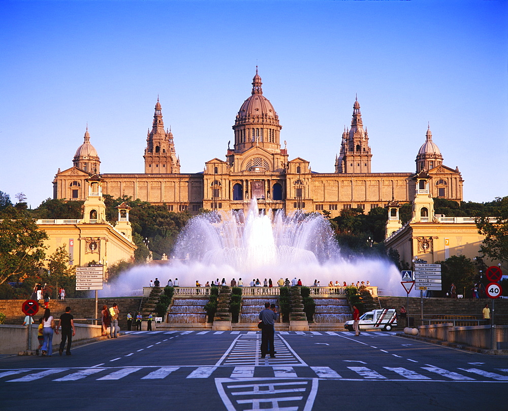 Fountains in front of the National Museum of Art, Plaza d'Espanya, Barcelona, Catalunya (Catalonia) (Cataluna), Spain, Europe