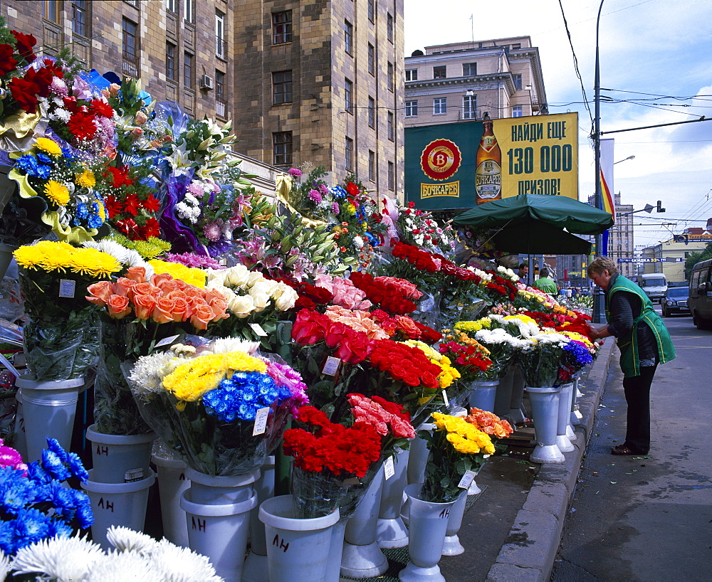 Roadside flower stall, Moscow, Russia, Europe