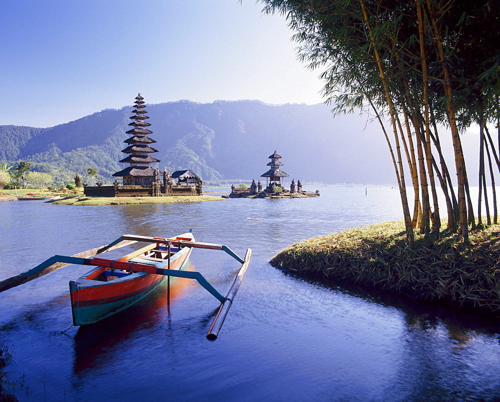 Moored boat before the Danu Temple, beside Lake Ulu, Bratan, Bali, Indonesia, Asia *** Local Caption ***