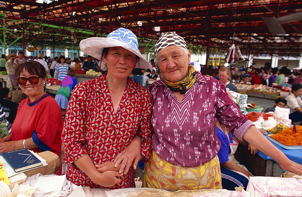 Women traders, Osh Bazaar, Bishkek, Kirghizstan, Central Asia, Asia