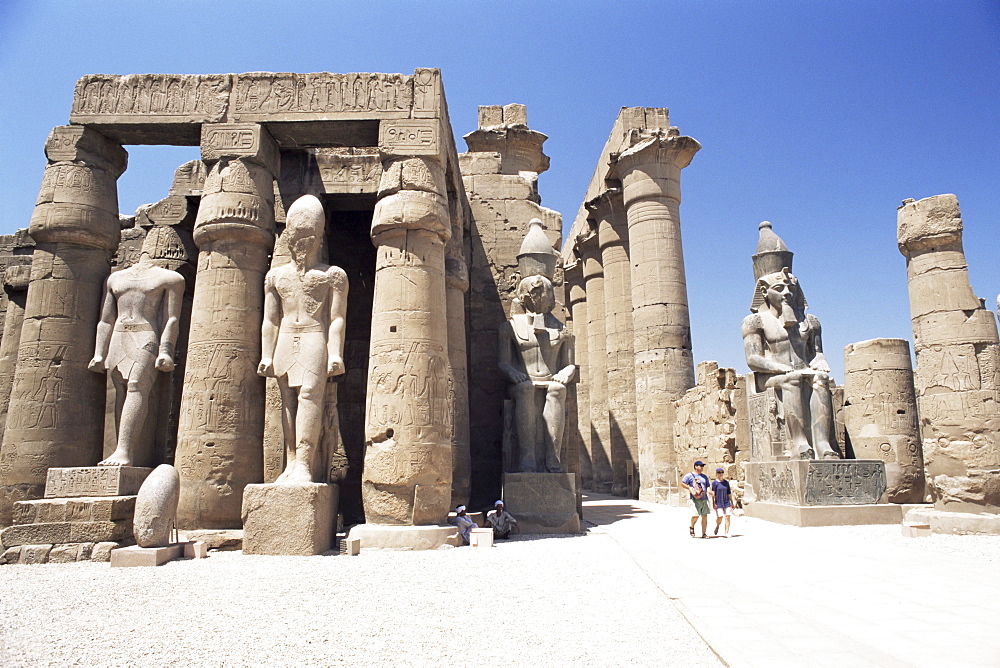 Statue of Ramses II in the Great Court of Ramses II, Luxor Temple, Luxor, UNESCO World Heritage Site, Thebes, Egypt, North Africa, Africa