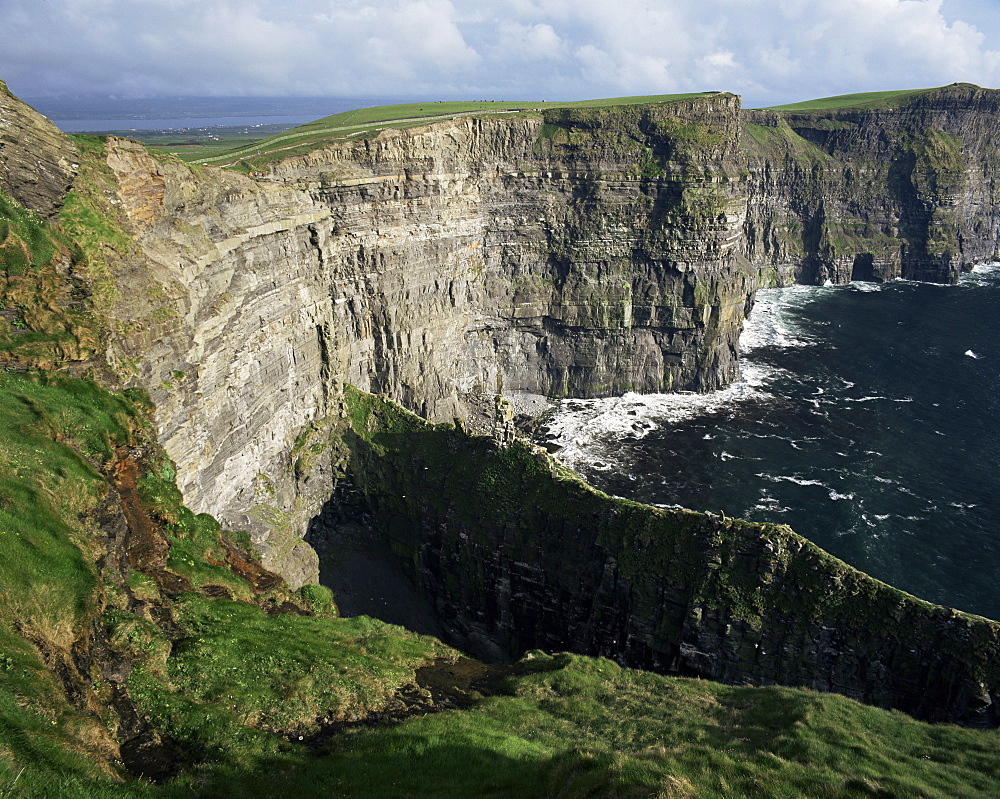 The Cliffs of Moher, looking towards Hag's Head from O'Brian's Tower, County Clare, Munster, Eire (Republic of Ireland), Europe