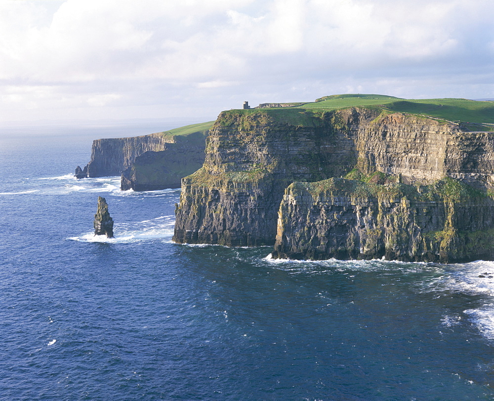 O'Brians tower and Breanan Mor seastack looking from Hag's Head, the Cliffs of Moher, up to 230m high, County Clare, Munster, Republic of Ireland (Eire), Europe