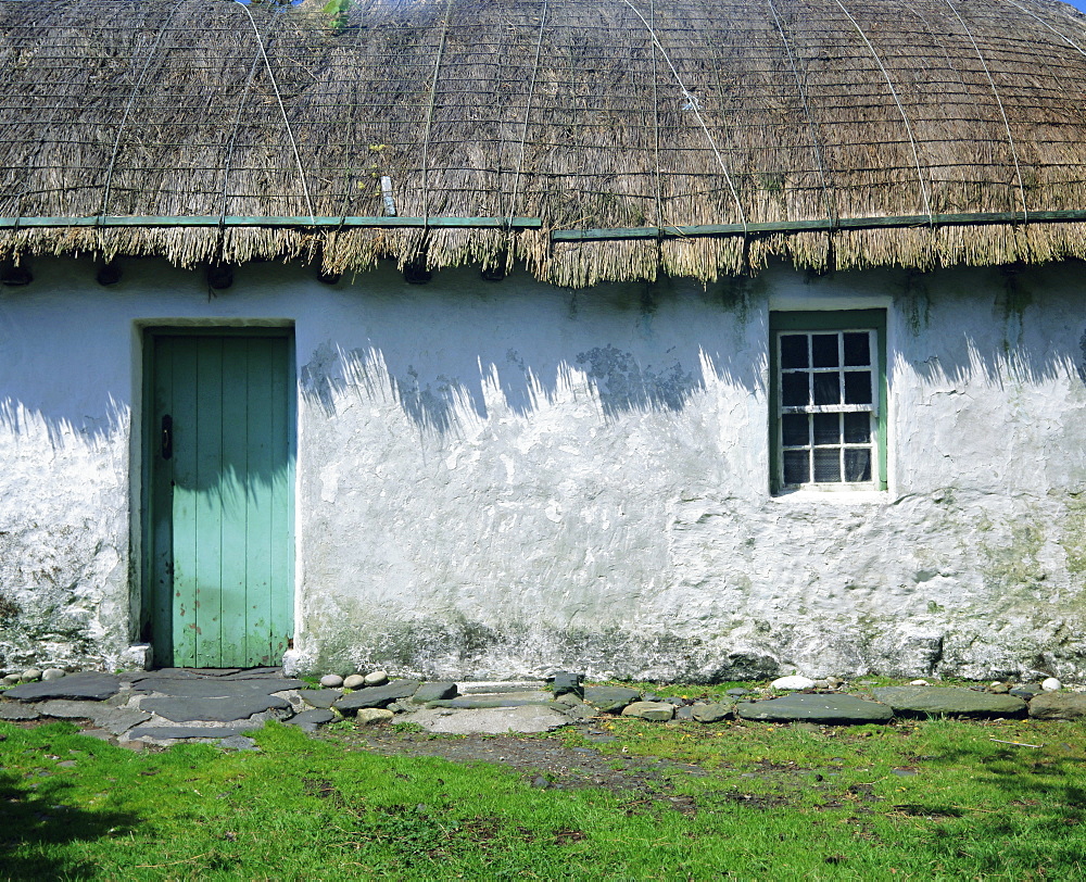 Typical thatched Irish cottage near Glencolumbkille, County Donegal, Ulster, Republic of Ireland (Eire), Europe