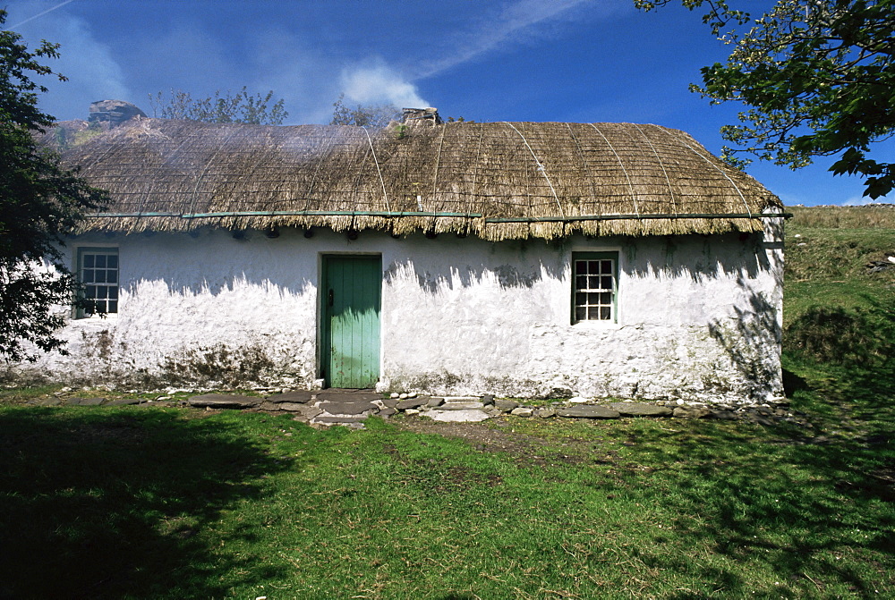 Traditional thatched cottage near Glencolumbkille, County Donegal, Ulster, Eire (Republic of Ireland), Europe