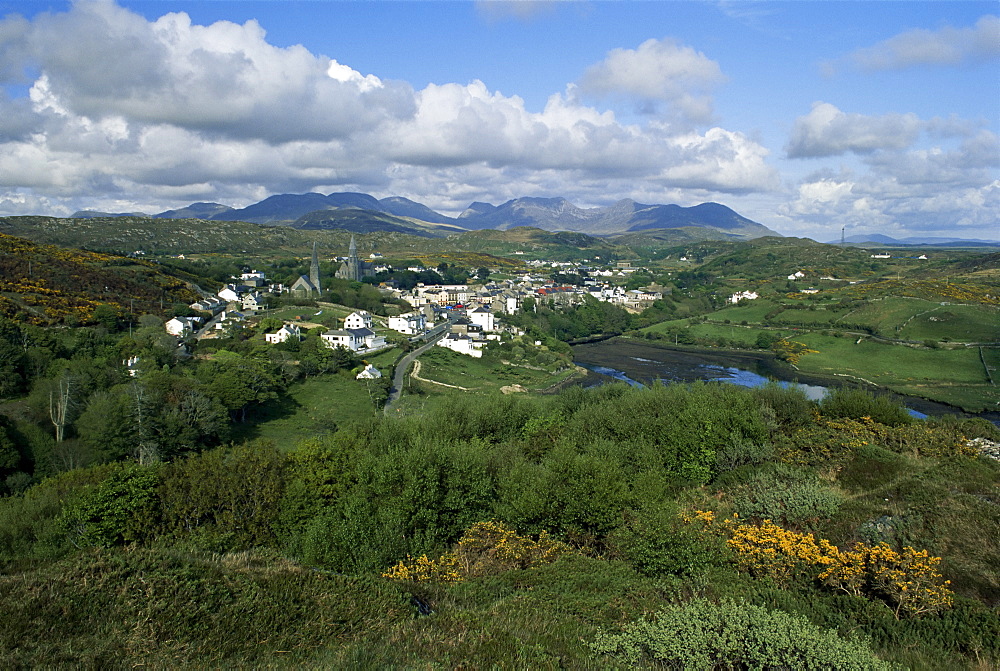 Clifden and the Twelve Pins or Benna Beola Mountains, County Galway, Connacht, Eire (Republic of Ireland), Europe