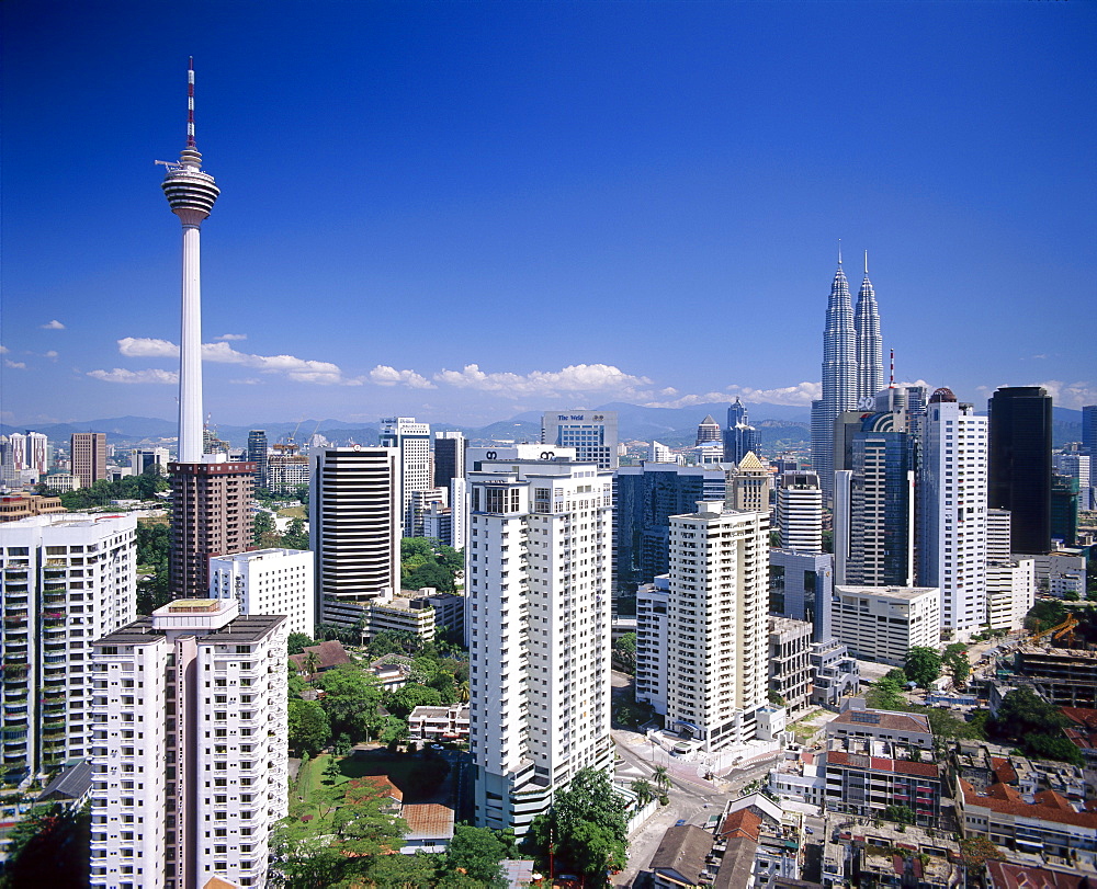 City skyline including the Petronas Towers, the world's tallest building, Kuala Lumpar, Malaysia, Asia *** Local Caption ***