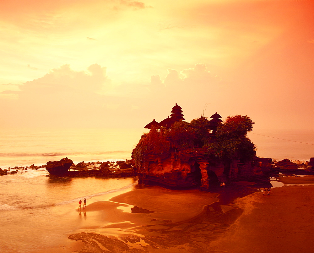 The Tanolot Temple at sunset on the island of Bali, Indonesia, Asia *** Local Caption ***