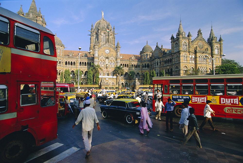 Traffic in front of the station, Victoria Railway Terminus, Mumbai (Bombay), Maharashtra State, India