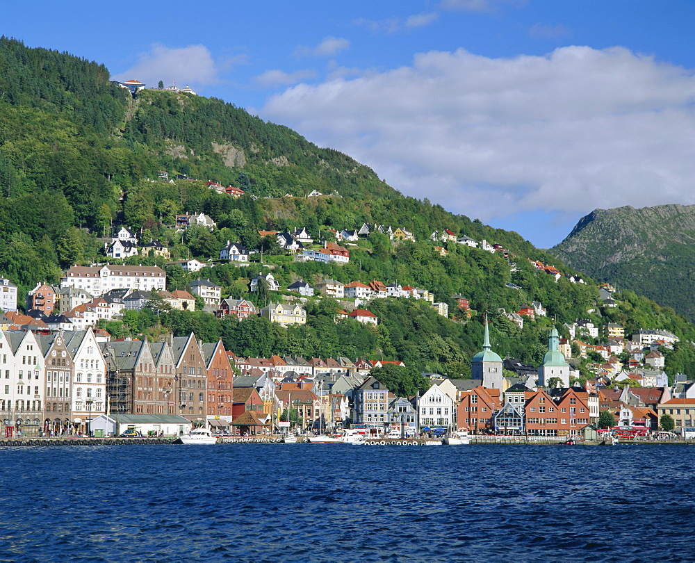 Vagen harbour, old warehouses of Bryggen, Mount Floyen and Mount Ulriken, Bergen, Norway, Scandinavia, Europe