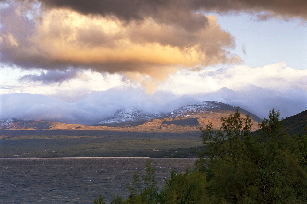 Scenery including Lake Tornetrask, Abisko National Park, Lappland, Sweden, Scandinavia, Europe