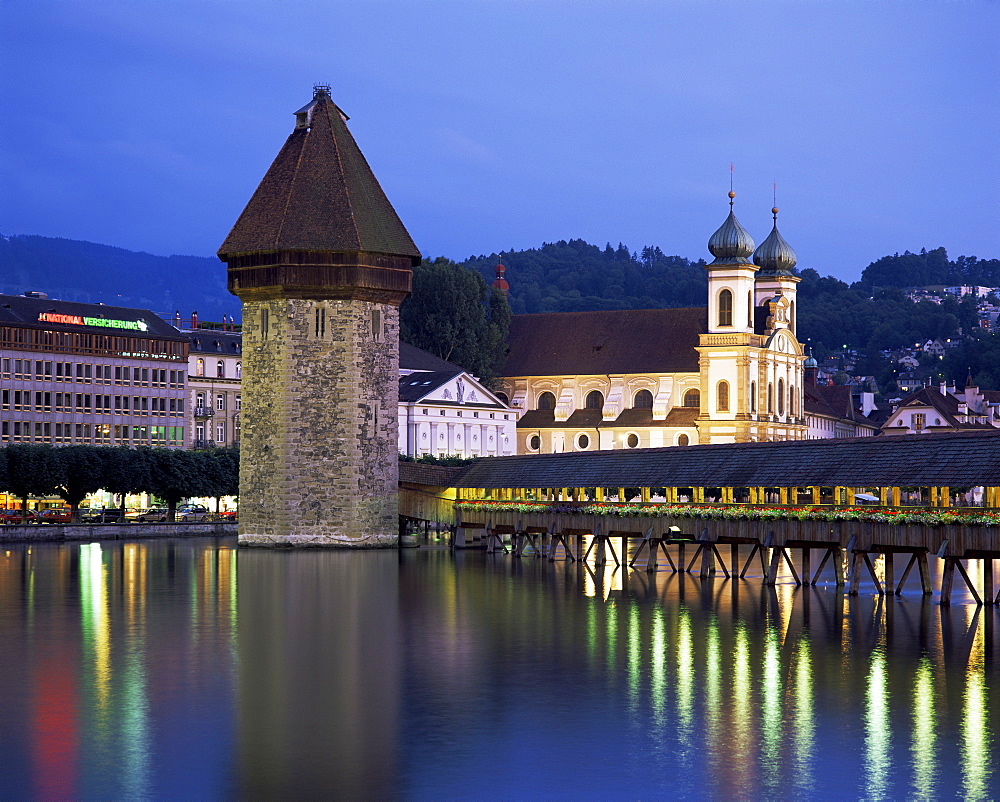 Kapellbrucke (covered wooden bridge) over the River Reuss, Lucerne (Luzern), Switzerland, Europe