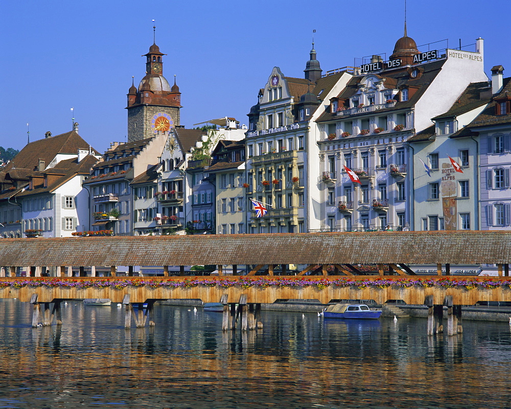 Kapellbrucke, covered wooden bridge, over the River Reuss, Lucerne (Luzern), Switzerland, Europe