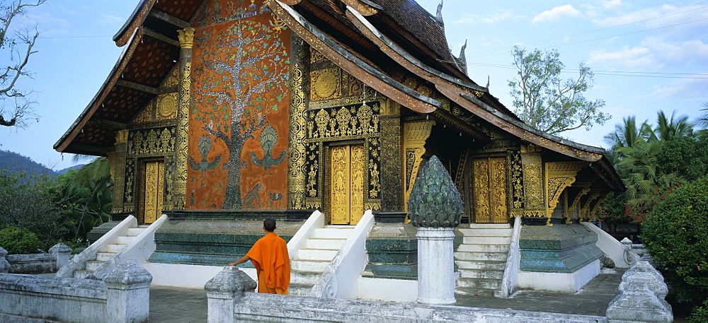 Classic Lao temple architecture, Wat Xieng Thong, Luang Prabang, Laos, Indochina, Asia