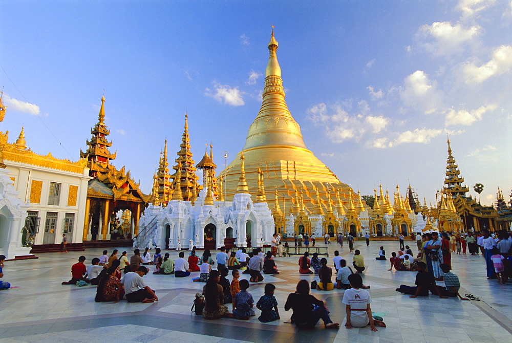 Worshippers at the great golden stupa, Shwedagon Paya (Shwe Dagon Pagoda), Yangon (Rangoon), Myanmar (Burma)