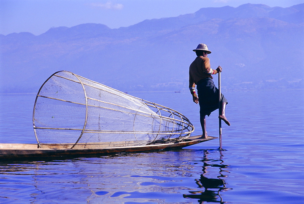 Intha fisherman, leg-rowing, Inle Lake, Shan State, Myanmar (Burma), Asia