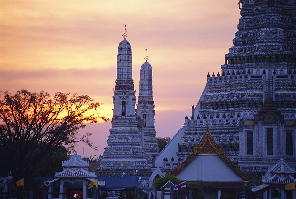 Wat Arun (Temple of Dawn), Bangkok, Thailand, Asia