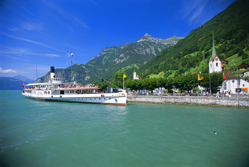 Lake steamer crossing Vierwaldstattersee, Fluelen, Switzerland, Europe *** Local Caption ***